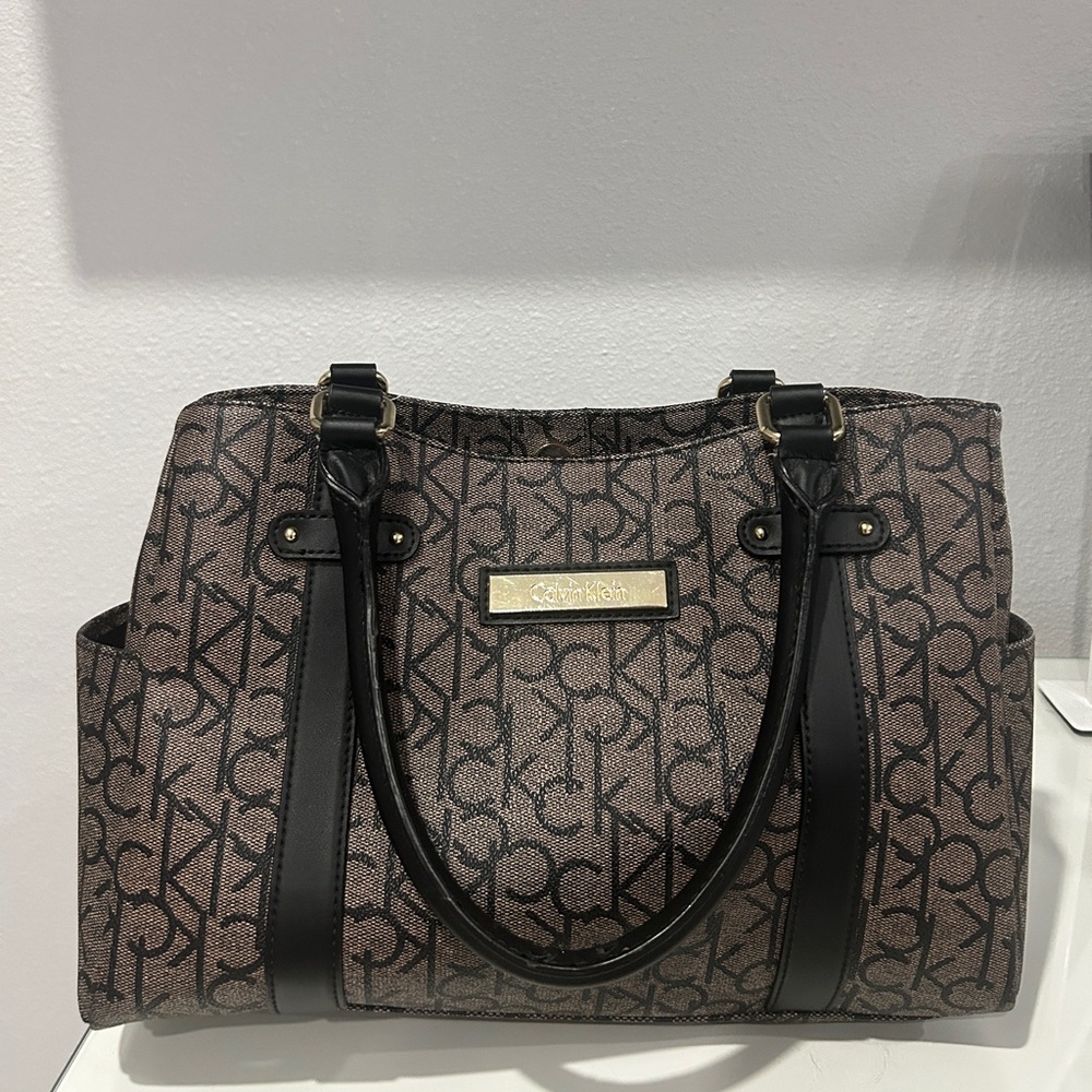 Calvin Klein leather handbag with side pockets!